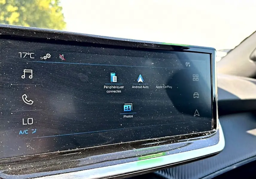 Écran tactile multifonction du tableau de bord intérieur du Peugeot 2008 gris, affichant Android Auto et connectivité.