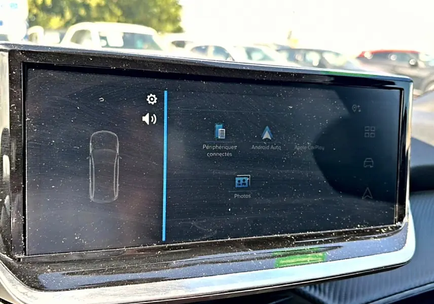 Écran tactile multifonction du tableau de bord du Peugeot 2008 gris 1.2 100 style, vue rapprochée intérieure.