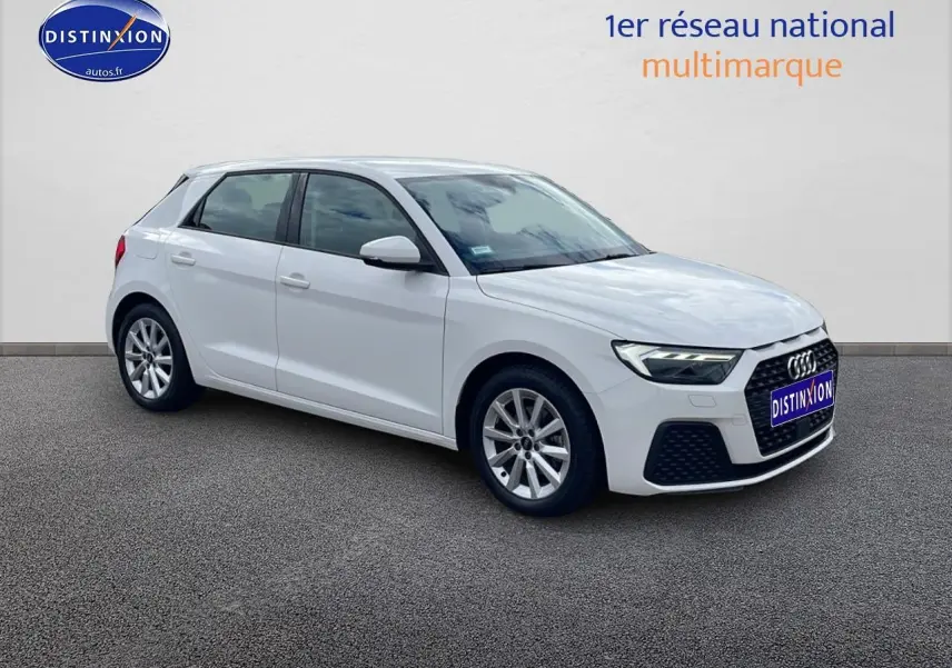 Audi A1 Sportback blanc vue 3/4 avant côté gauche, avec jantes alu 16 pouces et calandre noire distinctive.