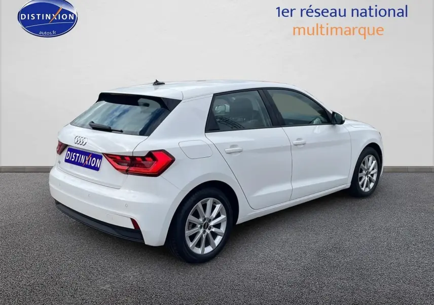 Audi A1 Sportback blanc vue 3/4 arrière droit avec jantes alu 16 pouces sur fond neutre.