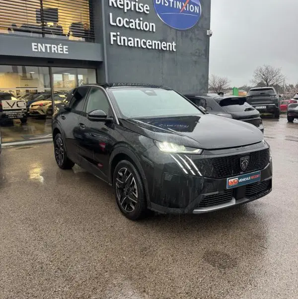 Peugeot 3008 Hybrid noir en 3/4 avant droit, feux allumés, jantes alliage 19 pouces, devant concession Distinxion.