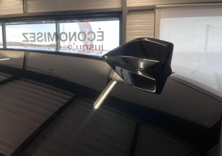 Gros plan sur l'antenne requin noire métallisée sur le toit d'une Citroën C4 2025 noir métal.