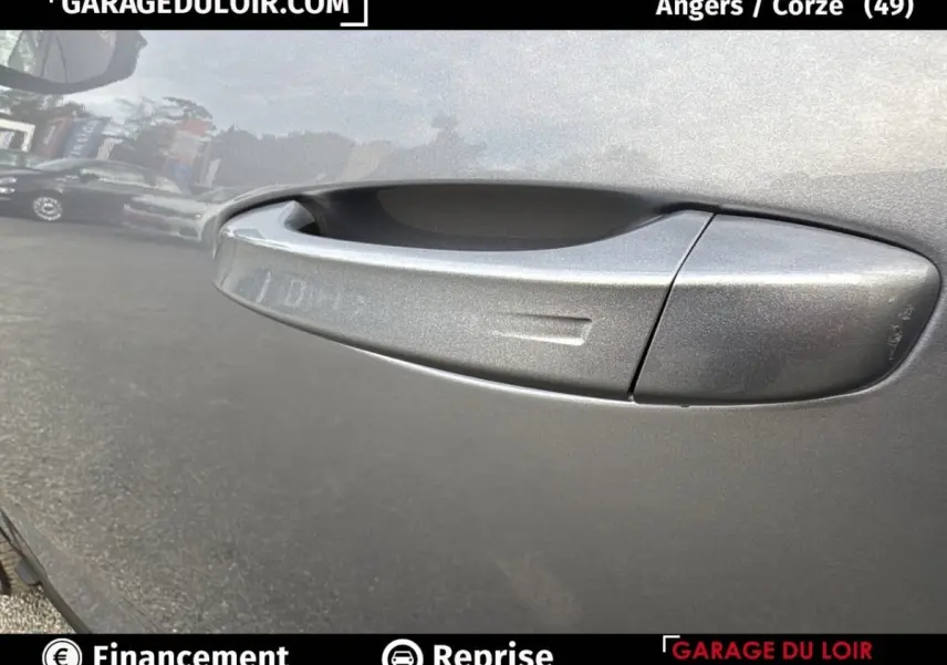 Poignée de porte côté gauche gris clair du Peugeot 3008 1.2 Hybrid 136 E-DCS6 Allure 2024 en gros plan.