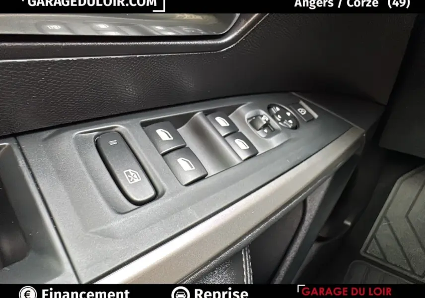 Gros plan sur les commandes des vitres électriques côté conducteur du Peugeot 3008 gris clair 2024, finition Allure.