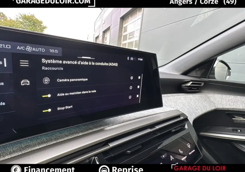 Intérieur du Peugeot 3008 2024 hybride, vue côté droit sur l'écran tactile du système d'aide à la conduite et la finition grise.
