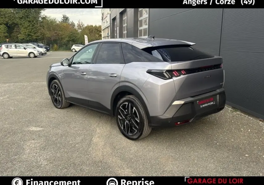 Vue 3/4 arrière droit du Peugeot 3008 gris clair 2024 hybride, avec jantes noires et feux arrière LED distinctifs.
