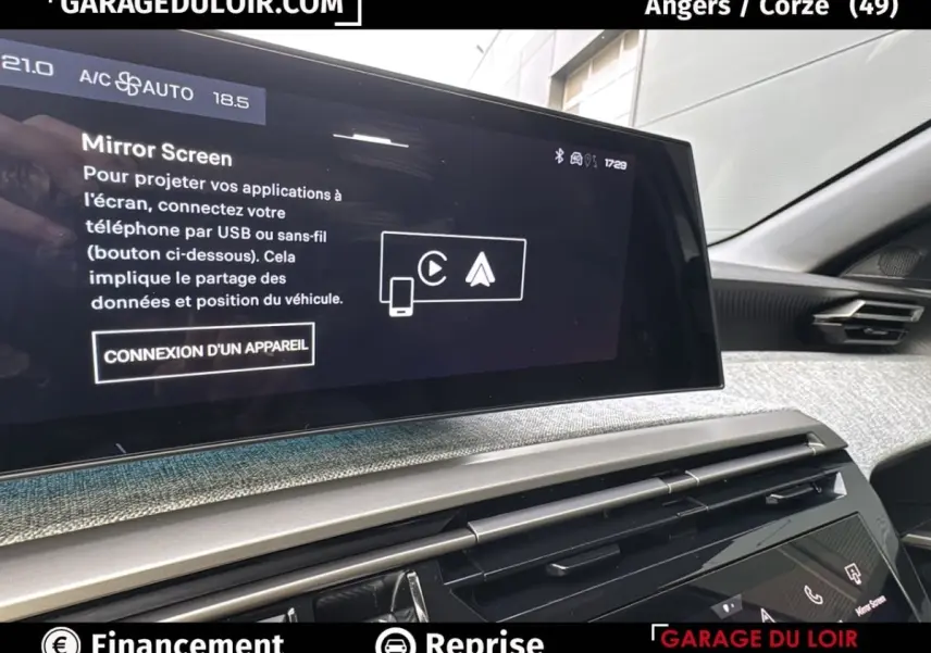 Vue rapprochée de l’écran tactile central du Peugeot 3008 gris clair 2024, affichant la fonction Mirror Screen.