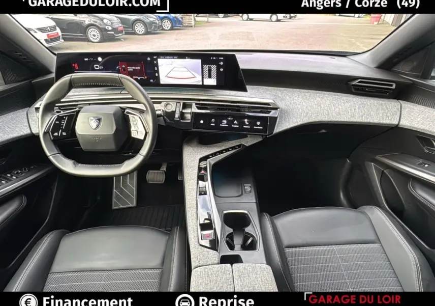 Vue intérieure avant du Peugeot 3008 1.2 Hybrid 136 Allure 2024, tableau de bord gris clair avec écran tactile et volant compact.