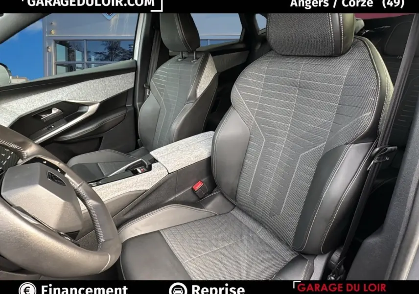 Intérieur du Peugeot 3008 1.2 Hybrid 136 Allure 2024, vue côté conducteur sur sièges tissu gris et cuir noir.