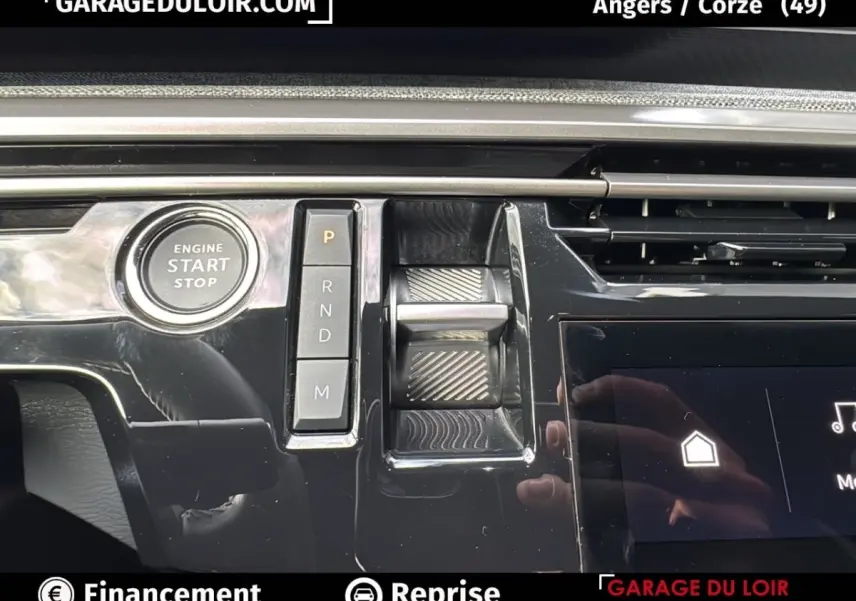 Gros plan sur la console centrale du Peugeot 3008 gris clair 2024, montrant le bouton start/stop et la commande de boîte automatique.
