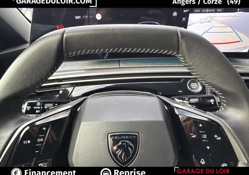 Vue rapprochée du volant cuir noir du Peugeot 3008 gris clair 1.2 HYBRID 136 E-DCS6 Allure avec tableau de bord numérique.