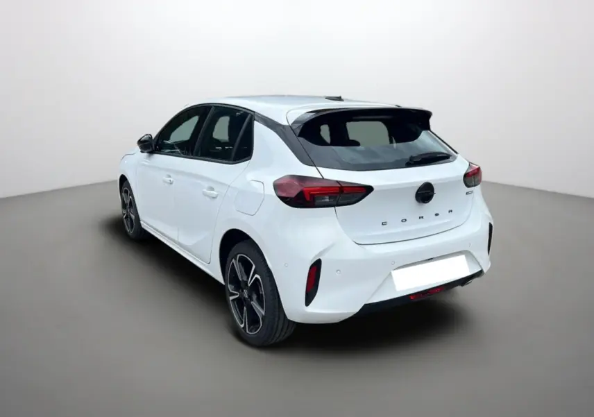 Vue 3/4 arrière droite d'une Opel Corsa Hybrid 110 e-dct6 blanc kontur avec jantes alu 17 pouces et feux LED.