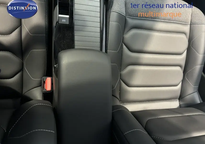 Vue plongeante sur les sièges avant noirs en cuir et tissu de la Citroën C4 blanche, version Shine 2022.