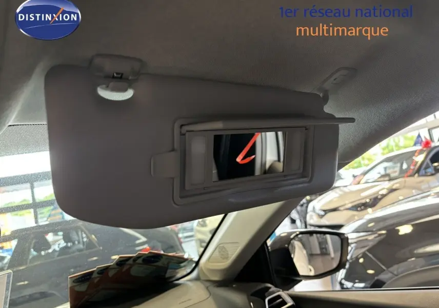 Miroir de courtoisie ouvert sur le pare-soleil côté conducteur dans l'habitacle d'une Citroën C4 blanche 2022.