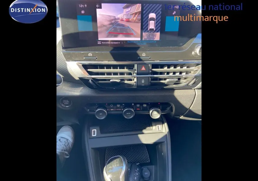 Vue intérieure du tableau de bord et console centrale de la Citroën C4 blanche 2022 avec écran tactile et commandes climatisation.