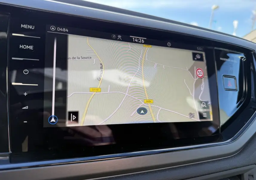 Écran tactile 8 pouces du système de navigation Discover Pro dans le tableau de bord du Volkswagen Taigo 2025.