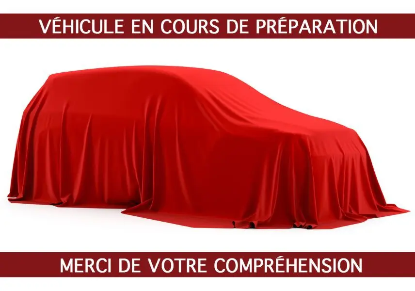 Voiture couverte d'une housse rouge, forme d'un SUV visible en 3/4 avant, fond blanc neutre.