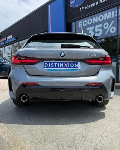 Vue arrière d'une BMW Série 1 118d Edition Sport gris foncé avec double sortie d'échappement et feux LED.
