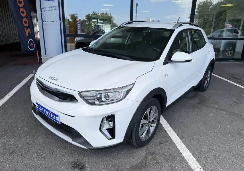 KIA Stonic blanc en 3/4 avant droit, SUV compact avec calandre noire et jantes alliage bicolores.