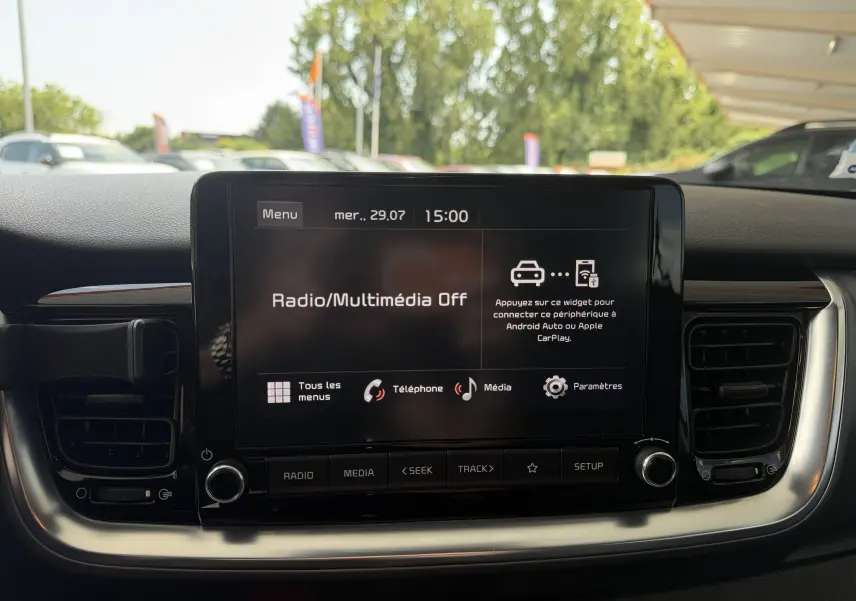 Écran tactile central du tableau de bord du Kia Stonic 2023, affichant le menu radio et multimédia éteint.