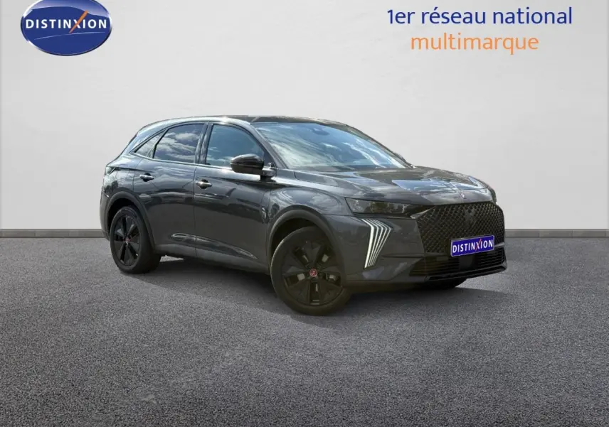 DS7 E-TENSE gris titane vu en 3/4 avant droit, avec jantes noires et feux LED distinctifs allumés.