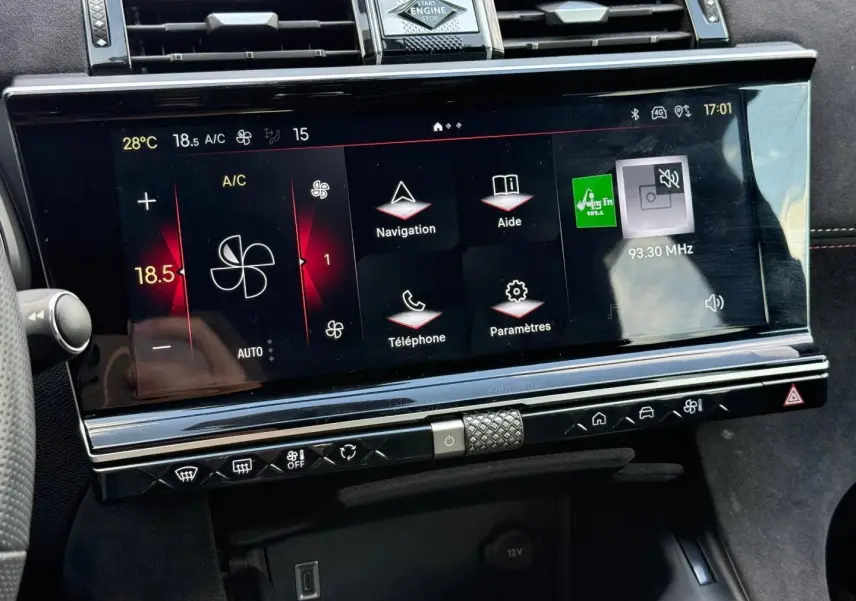 Vue rapprochée de l’écran tactile central du DS7 E-TENSE 2024, affichant la climatisation et les options multimédia.