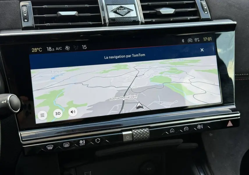 Écran tactile central du DS7 E-TENSE 2024 affichant la navigation TomTom, entouré de commandes noires et chrome.