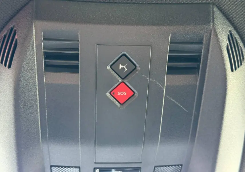 Gros plan sur la console de toit noire avec boutons SOS rouge et désactivation son DS7 E-TENSE 2024.