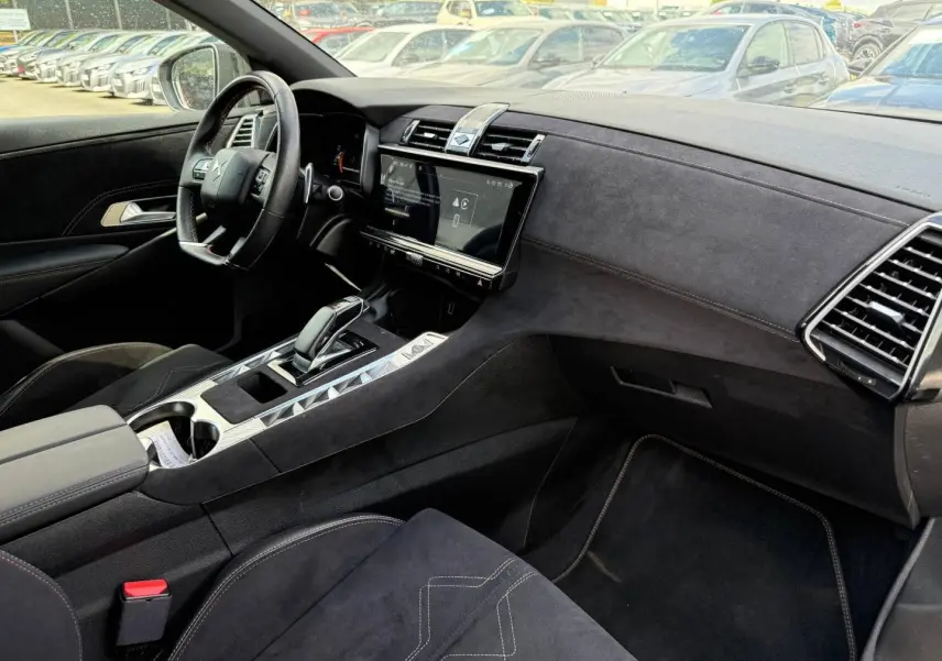 Vue intérieure côté conducteur du DS7 E-TENSE 225ch 2024 avec tableau de bord et sellerie Alcantara noir profond.