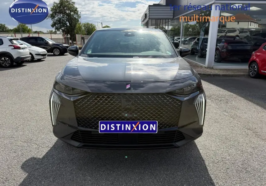Vue frontale du DS7 E-TENSE 225ch Performance Line + gris Titane avec calandre distinctive et feux LED verticaux.