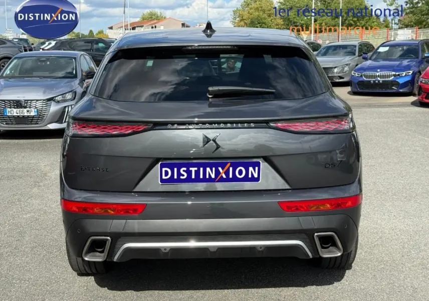 Vue arrière du DS7 E-TENSE 225ch Performance Line + gris Titane avec feux LED et double sortie d’échappement.