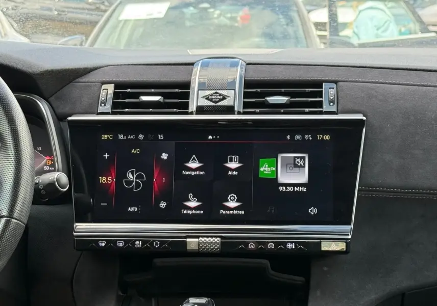 Vue intérieure centrée sur l'écran tactile et la console centrale du DS7 E-TENSE 2024 avec finition Alcantara noire.