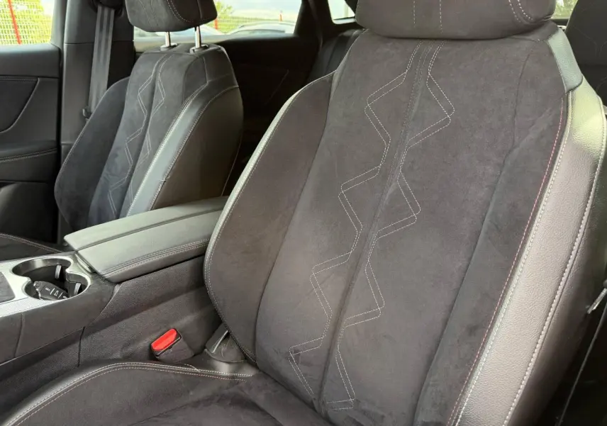 Gros plan sur les sièges avant en Alcantara noir profond avec surpiqûres contrastantes du DS7 E-TENSE 2024.