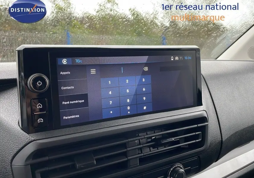 Vue rapprochée de l’écran tactile central du Peugeot Expert Fourgon blanc 2025, avec commandes numériques visibles.