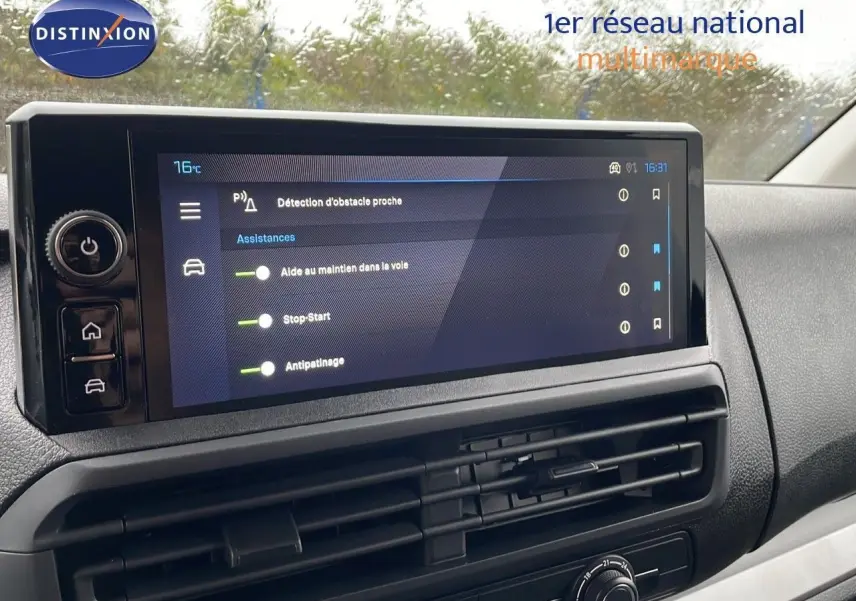 Écran tactile central affichant les aides à la conduite du Peugeot Expert Fourgon blanc, vue intérieure frontale.