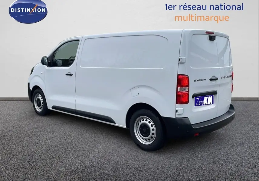 Vue 3/4 arrière droite d’un Peugeot Expert Fourgon blanc, version 2025, avec portes arrière battantes et jantes acier.