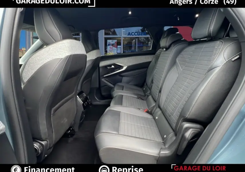 Vue intérieure côté droit des sièges arrière en cuir et tissu gris du Peugeot 5008 bleu hybride 2024, version Allure.