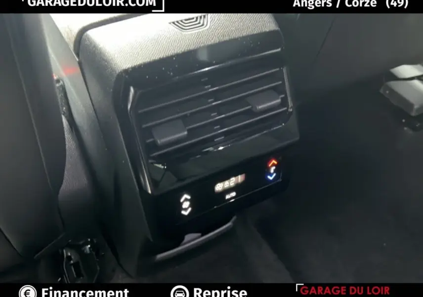 Vue rapprochée sur la console arrière noire du Peugeot 5008 1.2 Hybrid 136 Allure 2024 avec commandes climatisation.