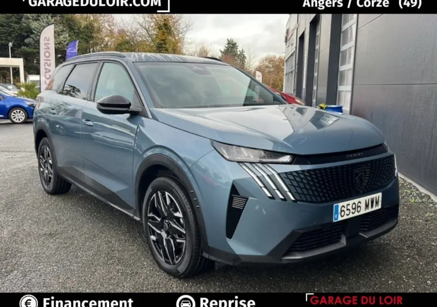 Peugeot 5008 1.2 Hybrid 136 Allure bleu, vue 3/4 avant droit, calandre noire distinctive et jantes alliage.