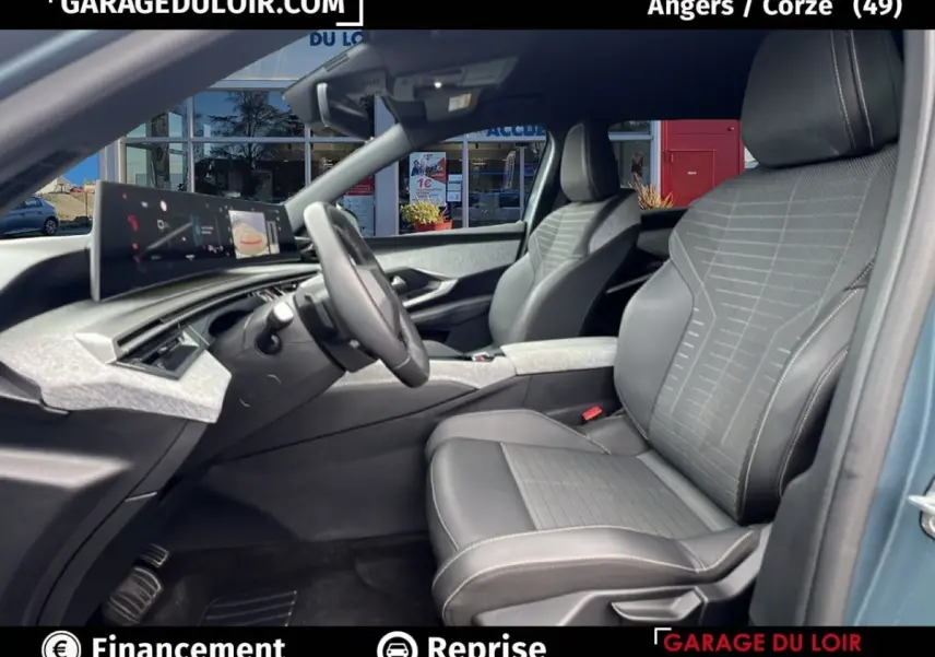 Vue intérieure côté conducteur du Peugeot 5008 1.2 Hybrid 136 Allure 2024, sièges noirs et tableau de bord moderne.