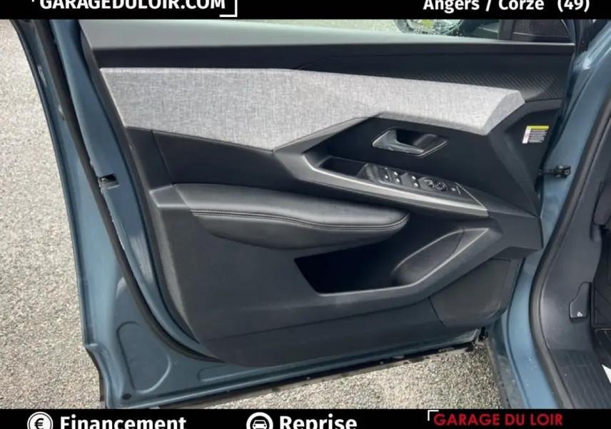 Porte avant gauche ouverte d’un Peugeot 5008 bleu 2024, montrant le panneau intérieur avec commandes et garniture grise.