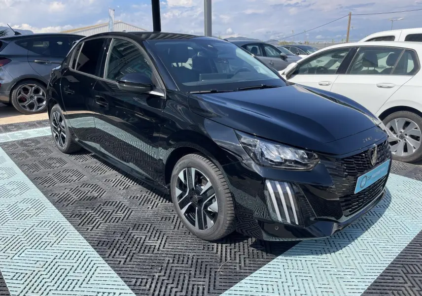Peugeot 208 noir Onyx vue 3/4 avant droit, avec feux LED 3 griffes et jantes alliage diamantées biton.