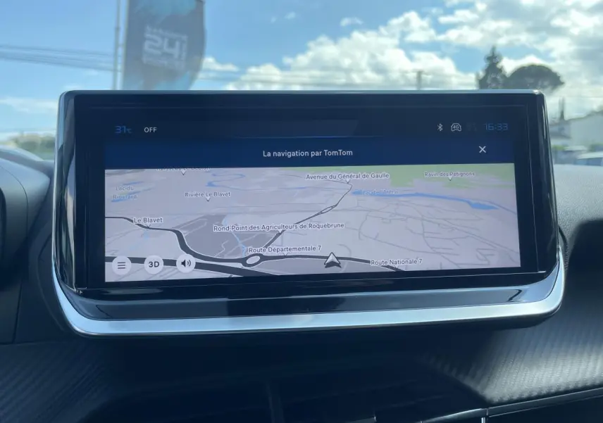 Écran tactile 10 pouces du système de navigation 3D dans l'habitacle d'une Peugeot 208 noir Onyx 2024.