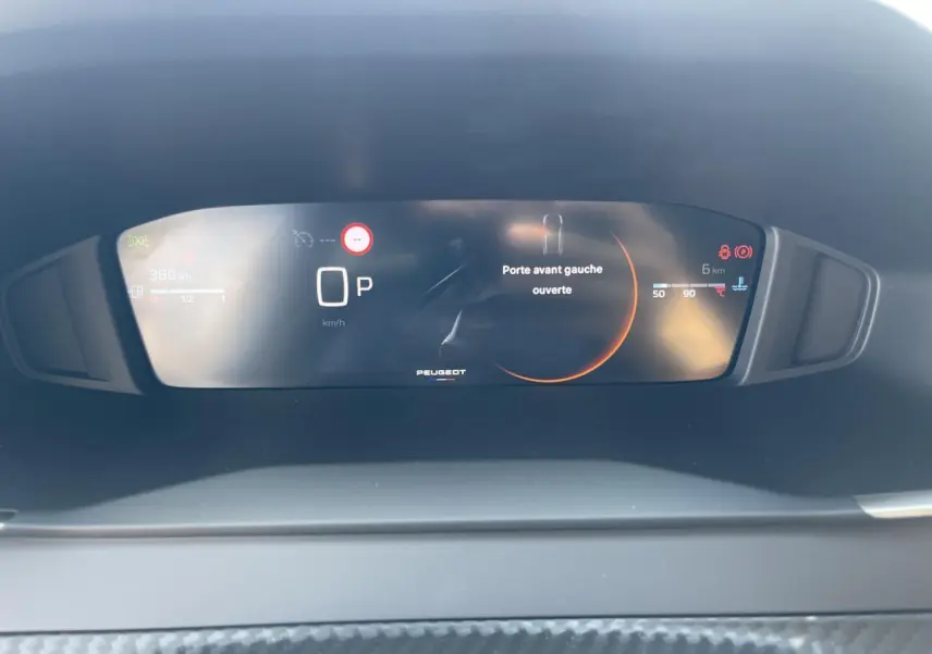Tableau de bord numérique Peugeot 208 2024 affichant porte avant gauche ouverte et indicateurs de vitesse et carburant.