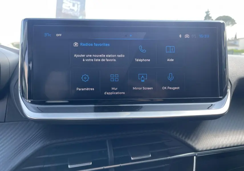 Écran tactile 10 pouces du système multimédia Peugeot 208 2024 affichant les options de navigation et connectivité.