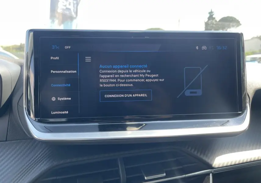 Écran tactile 10 pouces du Peugeot 208 Allure 2024 affichant le menu de connexion d'appareil en intérieur.