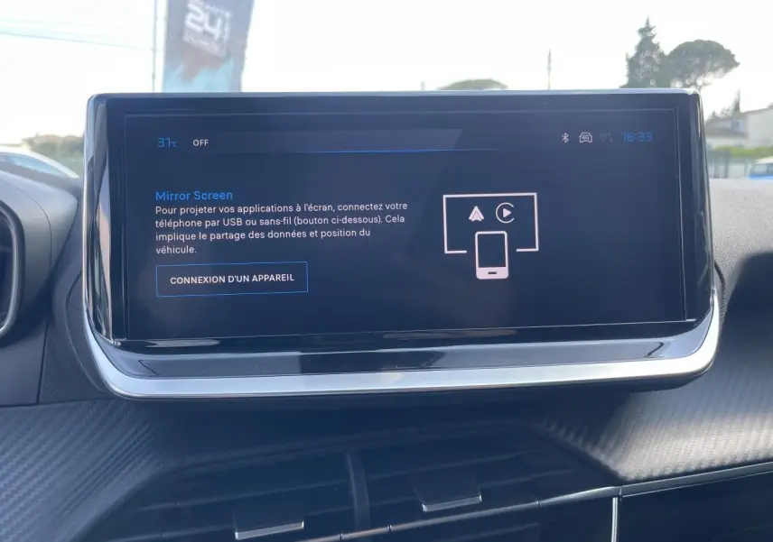 Écran tactile 10 pouces du Peugeot 208 noir Onyx, affichant la fonction Mirror Screen sur tableau de bord.