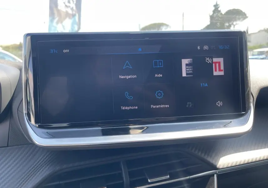 Écran tactile 10 pouces du système de navigation 3D dans l'habitacle d'une Peugeot 208 noir Onyx 2024