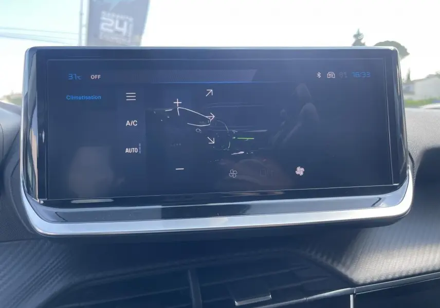 Écran tactile 10 pouces du Peugeot 208 noir Onyx 2024 montrant le menu climatisation intérieure.