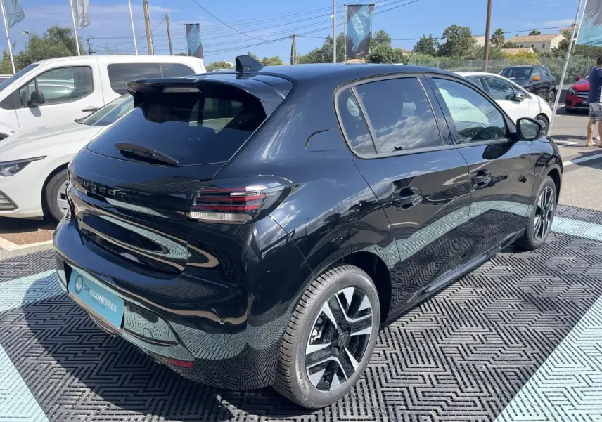 Peugeot 208 noir Onyx vue 3/4 arrière droit, jantes alliage diamantées et feux LED 3 griffes visibles.